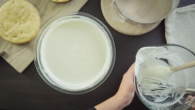 Pas à pas. Faire un gâteau mousse avec glaçage miroir rose et baies fraîches.