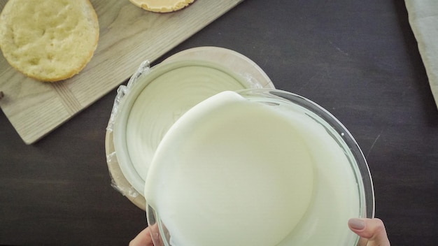 Pas à pas. Faire un gâteau mousse avec glaçage miroir rose et baies fraîches.