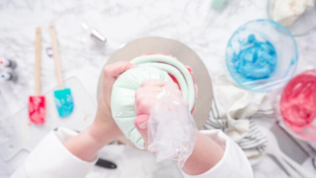 Pas à pas. Glaçage autour d'un gâteau à la vanille à trois couches avec glaçage à la crème au beurre.