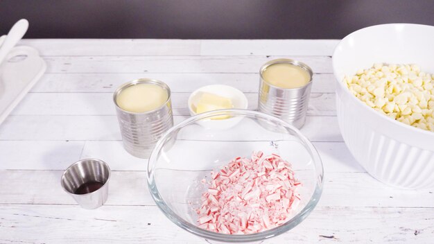 Pas à pas. Ingrédients pour faire du fudge au chocolat blanc à la canne de bonbon.