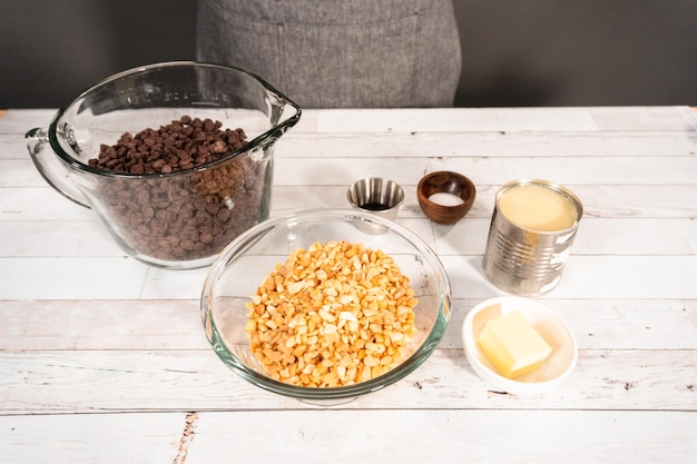 Pas à pas. Ingrédients pour faire du fudge aux noix de macadamia.