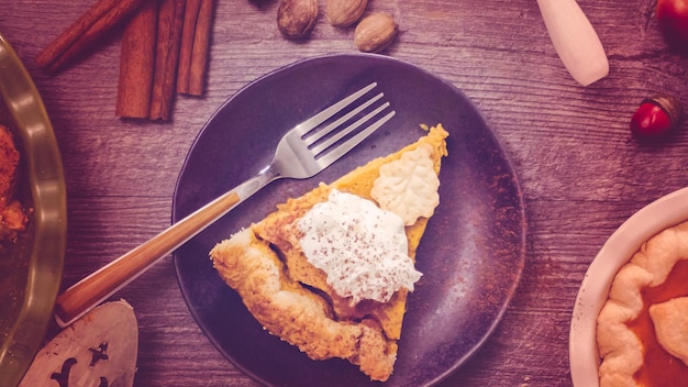 Pas à pas. Manger une tranche de tarte à la citrouille fraîchement cuite.