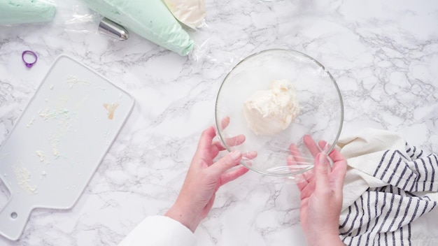 Pas à pas. Mélanger du colorant alimentaire avec du glaçage à la crème au beurre.