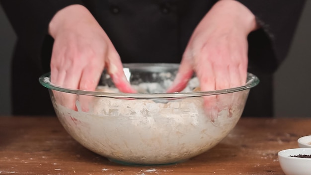 Pas à pas. Mélanger des ingrédients biologiques dans le bol en verre pour cuire la challah.