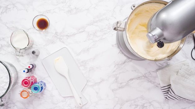 Pas à pas. Mélanger les ingrédients dans un mélangeur de cuisine sur pied pour faire un glaçage à la crème au beurre.