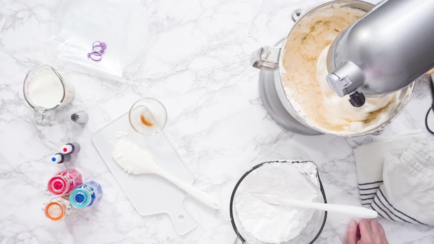 Pas à pas. Mélanger les ingrédients dans un mélangeur de cuisine sur pied pour faire un glaçage à la crème au beurre.