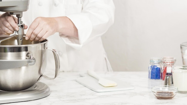 Pas à pas. Mélanger les ingrédients dans un mélangeur de cuisine sur pied pour faire un glaçage à la crème au beurre.