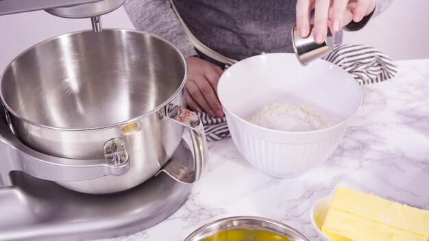 Pas à pas. Mélanger les ingrédients dans un mélangeur électrique debout pour la cuisson des biscuits au beurre d'arachide.