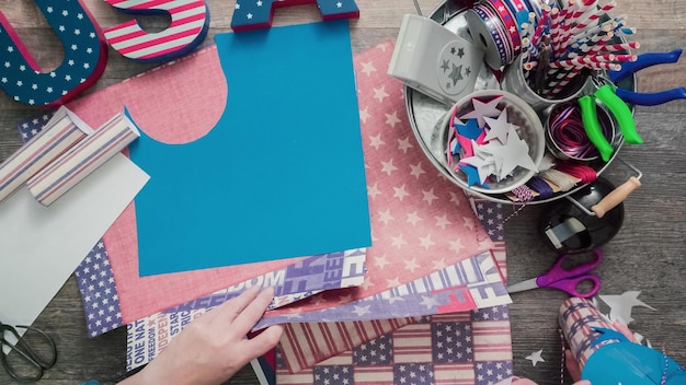 Pas à pas. Mère et fille fabriquant des pétards en papier pour la célébration du 4 juillet.