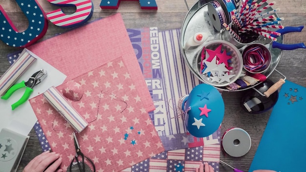 Pas à pas. Mère et fille fabriquant des pétards en papier pour la célébration du 4 juillet.