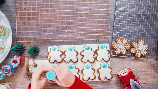 Pas à pas. Mise à plat. Décorer des biscuits au pain d'épice avec du glaçage royal.