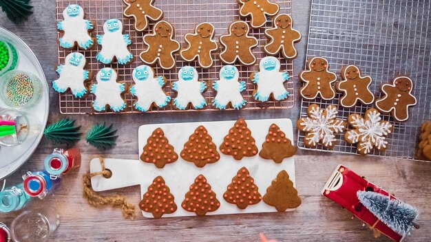 Pas à pas. Mise à plat. Décorer des biscuits au pain d'épice avec du glaçage royal.