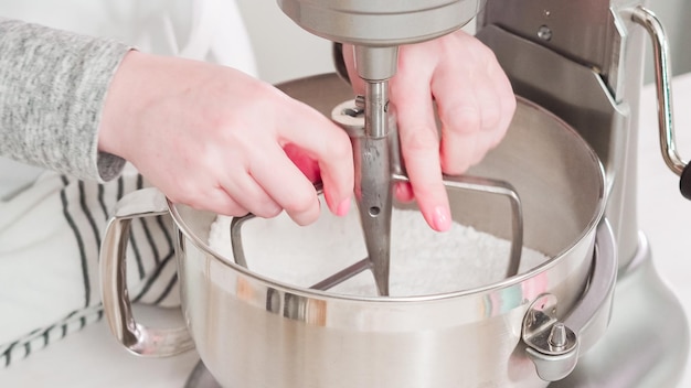 Pas à pas. Mise à plat. Mélanger la glace royale pour décorer les biscuits au sucre de Pâques.