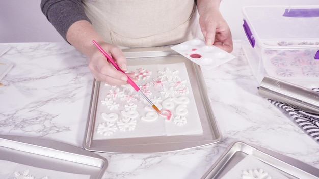 Pas à pas. Peindre des flocons de neige fondants avec des paillettes alimentaires.