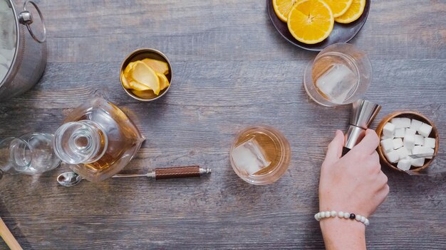 Pas à pas. Préparation d'un cocktail à l'ancienne Bourbon au bar de la maison.