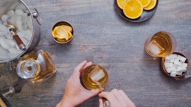 Pas à pas. Préparation d'un cocktail à l'ancienne Bourbon au bar de la maison.