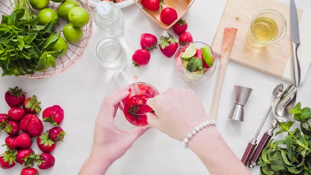 Pas à pas. Préparation du mojito aux fraises à partir de fraises biologiques fraîches.