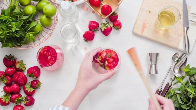 Pas à pas. Préparation du mojito aux fraises à partir de fraises biologiques fraîches.