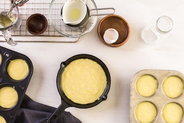 Pas à pas. Préparation du pain de maïs sucré traditionnel à partir d'ingrédients biologiques.