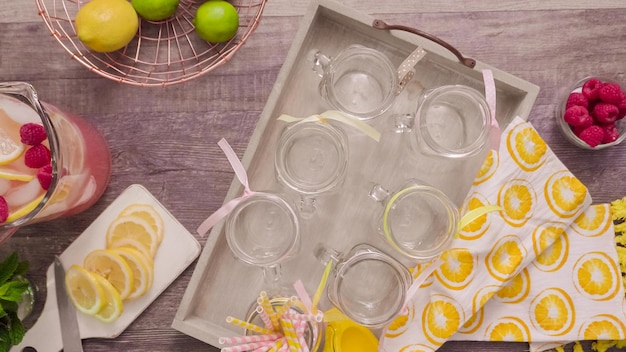 Pas à pas. Préparation de la limonade aux framboises avec des citrons frais et des framboises dans des bocaux Mason.