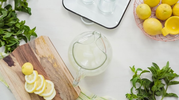 Pas à pas. Préparation de limonade traditionnelle avec des citrons frais tranchés et de la menthe.