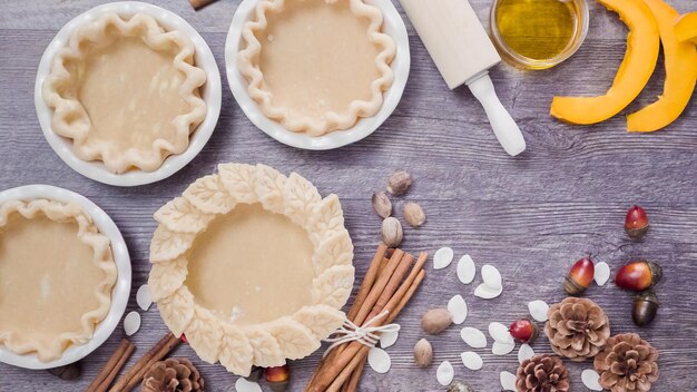 Pas à pas. Préparation de mini croûtes à tarte pour mini tartes à la citrouille.