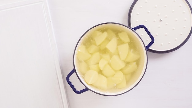 Pas à pas. Préparation de la purée de pommes de terre classique pour le dîner de Thanksgiving.