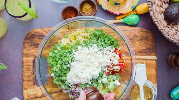 Pas à pas. Préparation de la salade de maïs de rue mexicaine traditionnelle.