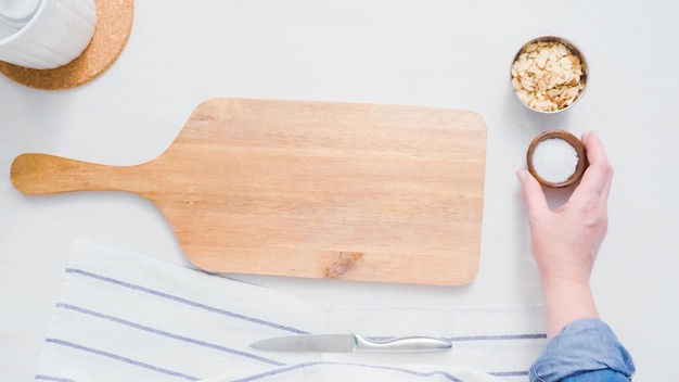 Pas à pas. Préparer le comptoir de la cuisine pour faire de la pastèque avec du chocolat arrosé.