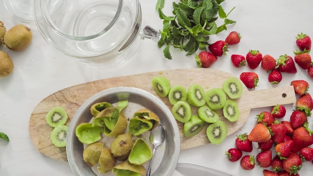 Pas à pas. Trancher des fruits biologiques frais pour une eau infusée.