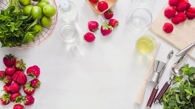 Pas à pas. Trancher des fruits pour mojito à la fraise à partir de fraises biologiques fraîches.