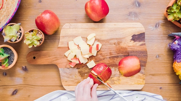 Pas à pas. Trancher les légumes pour le remplissage pour faire des empanadas.