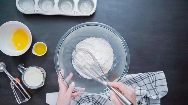 Pas à pas. Vue de dessus. Cuisson des muffins au pain de maïs.