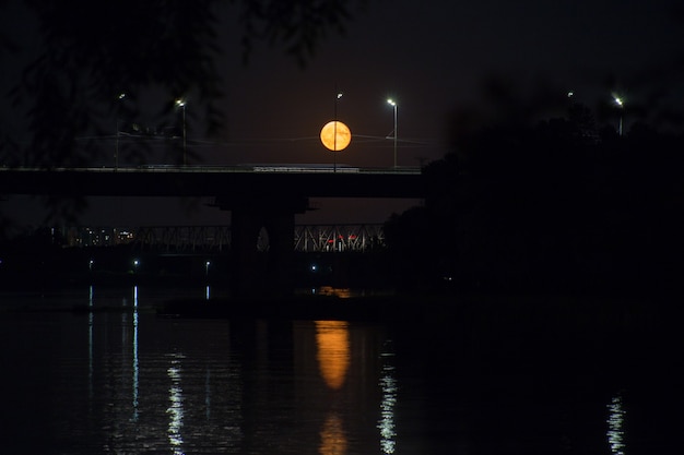 Pas une pleine lune dans le ciel