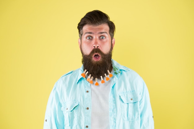 Pas question Homme stressé avec une grande barbe maintenue avec beaucoup de pinces à linge Concept choquant et surprenant Expression du visage incroyable Visage barbu masculin en gros plan Beau visage Poils du visage