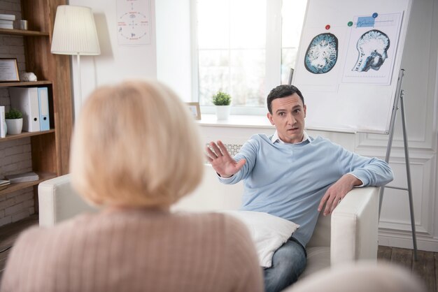 Pas Ce Sujet. Homme Homme Tendu Inquiet Qui S'étend De La Main Tout En Posant Sur Le Canapé