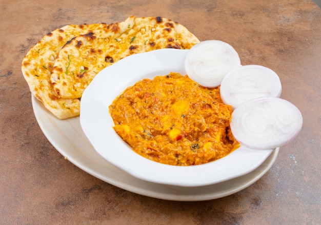 Photo pasanda paneer doux et épicé de cuisine indienne servi avec nan ail