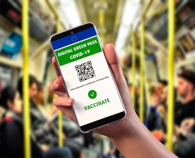 Pass vert numérique de l'UE avec code QR sur un écran mobile, arrière-plan intérieur d'une voiture de métro. Immunité au Covid-19. Voyagez sans restriction