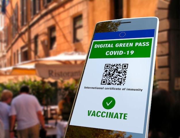 Pass vert numérique de l'Union européenne avec code QR sur l'écran du téléphone portable, arrière-plan du restaurant en plein air. Immunité au Covid-19. Voyagez sans restrictions.