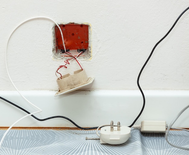 Passage de câble à fibre optique dans l'appartement avec remplacement de la prise téléphonique traditionnelle