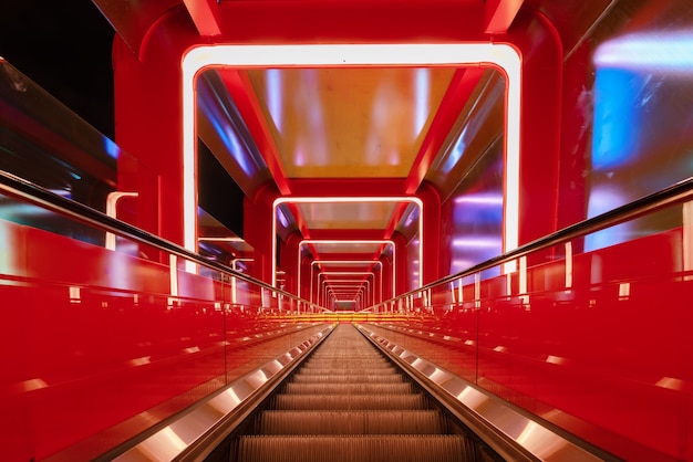 Passage circulaire escalator avec lumière rouge