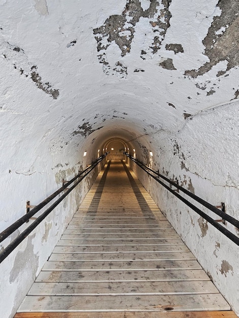 Photo passage dans le mur de ceuta vers la plage