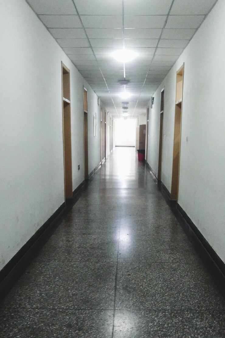 Photo passage éclairé dans le bâtiment