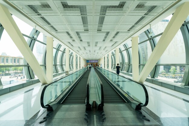 Passage piéton et escalator dans le centre commercial