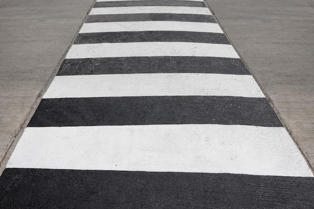 Le passage pour piétons en noir et blanc