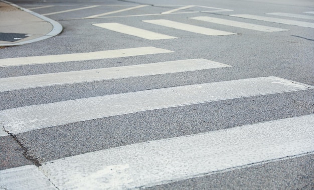 Un passage pour piétons avec un passage pour piétons blanc sur la route