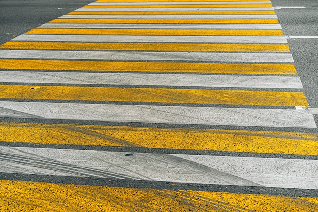 Passage pour piétons sur la route goudronnée dans une rue de la ville