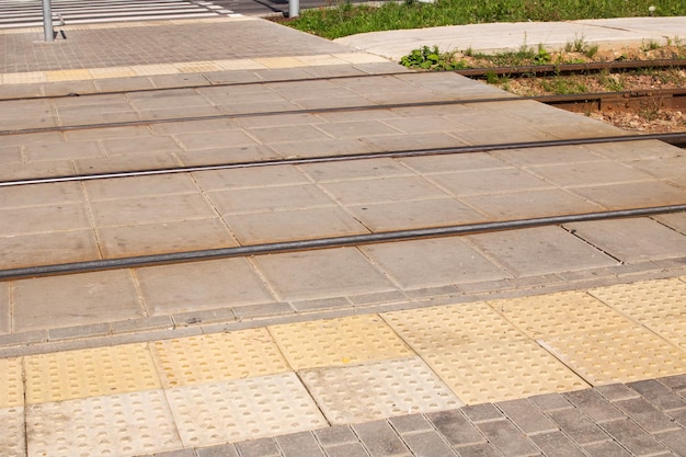 Passage pour piétons sur les voies de tramway close up