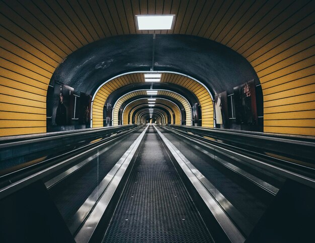 Photo passage de la renommée connexion piétonne entre la station de téléphérique et le centre d'ishgl