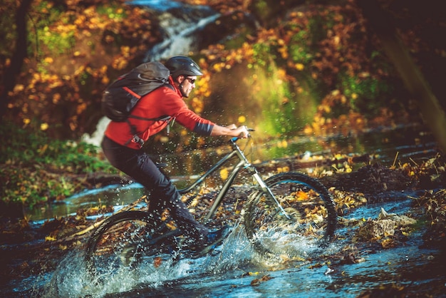 Photo passage de la rivière extreme bike